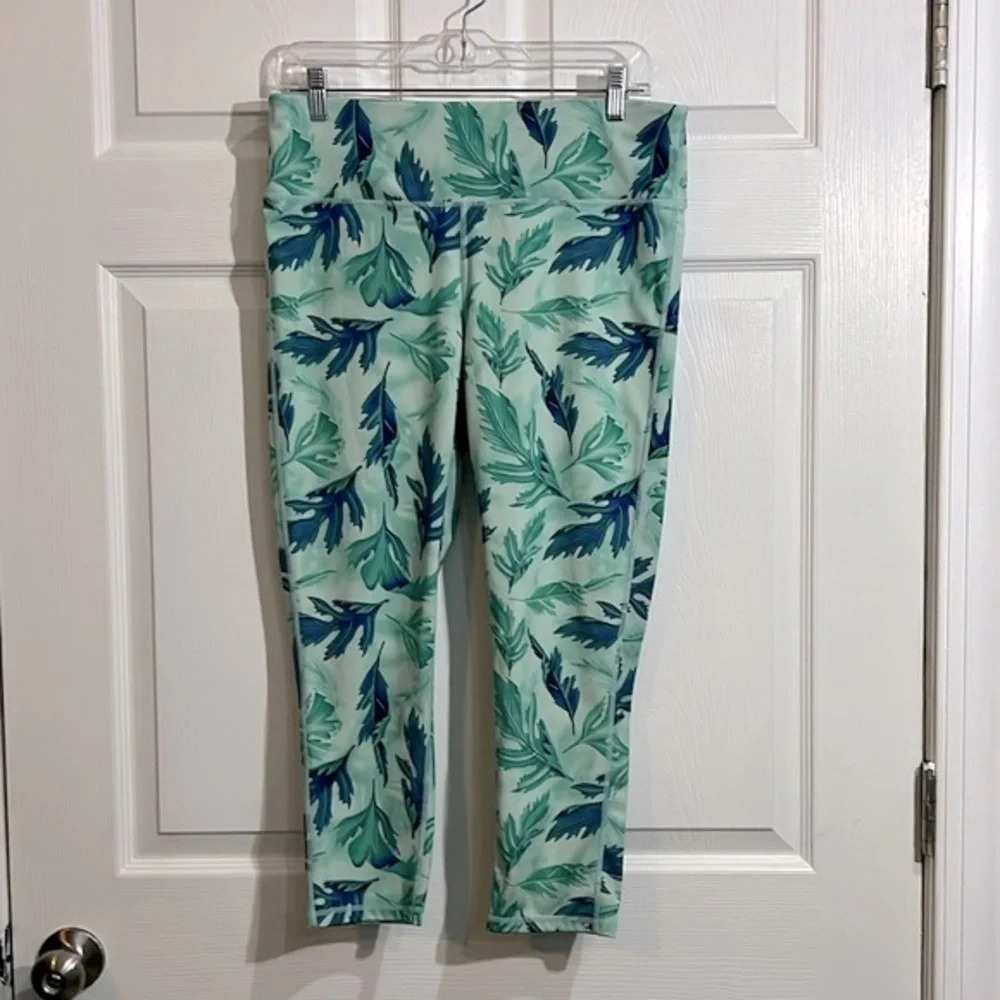 OALKA women’s Green Leaf Print Elastic Waist Athletic Cropped Leggings - Large